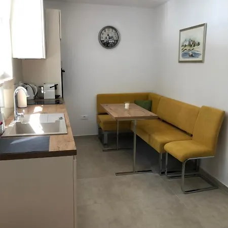 アパート Leneda With Pool プーラ