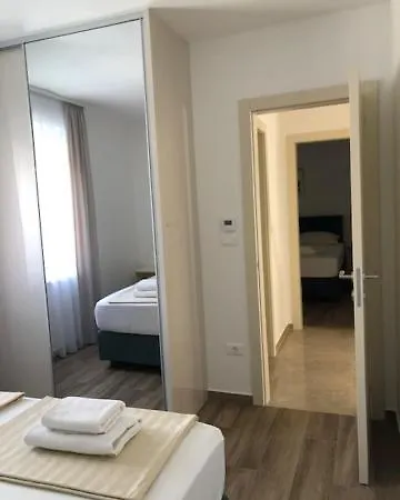 アパート Leneda With Pool プーラ