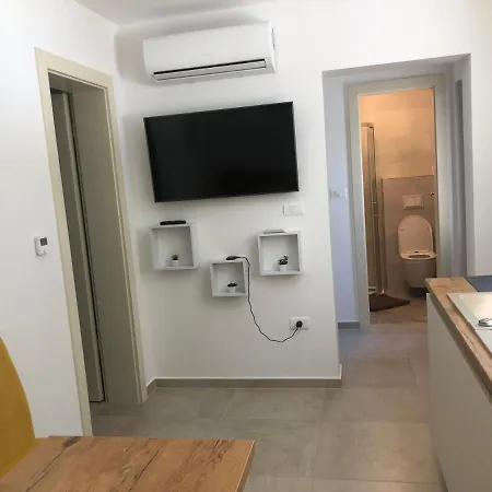 Leneda With Pool 아파트 풀라