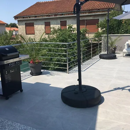 Leneda With Pool アパート