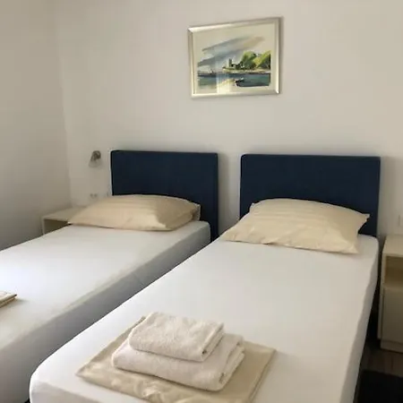 Leneda With Pool アパート