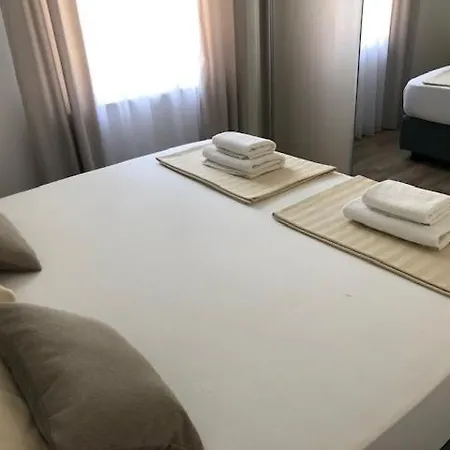 아파트 Leneda With Pool