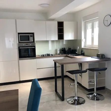 Leneda With Pool アパート プーラ