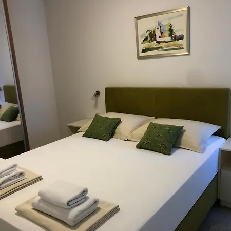 Leneda With Pool 아파트 풀라