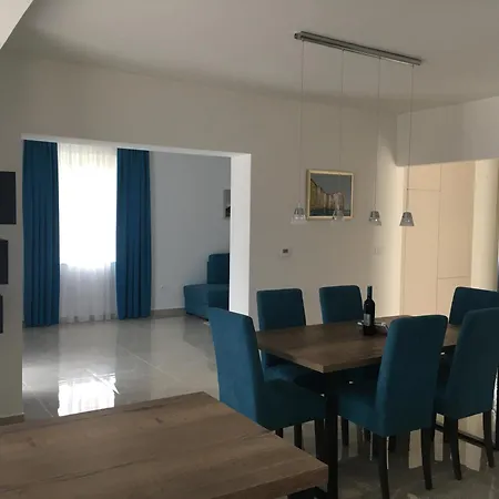 아파트 Leneda With Pool