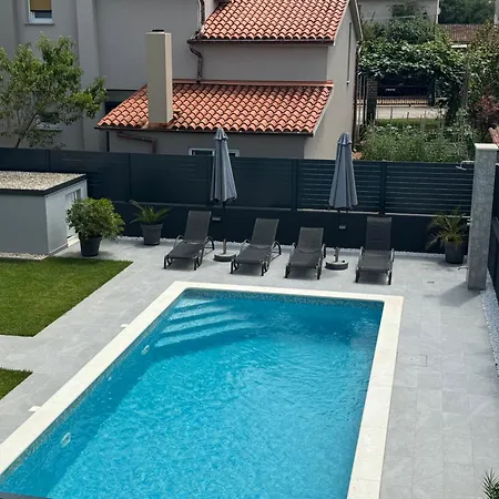 아파트 Leneda With Pool