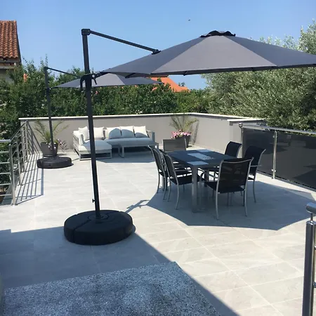 Appartement Leneda With Pool Pula