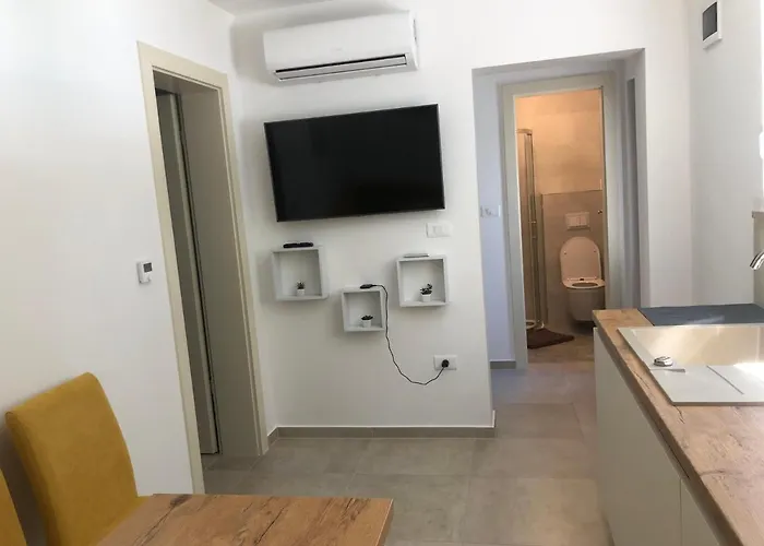 Leneda With Pool Appartamento Pola