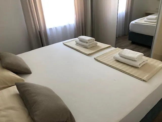 Appartement Leneda With Pool