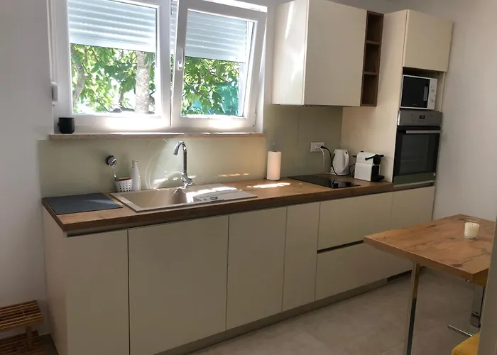 Leneda With Pool Pula