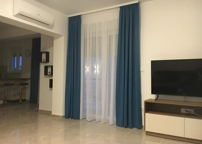 Leneda With Pool Pula